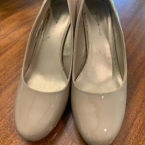 Bandolino beige patent high heel pumps